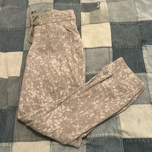 Lululemon gray speckled Scuba High-Rise Jogger
7/8 Length